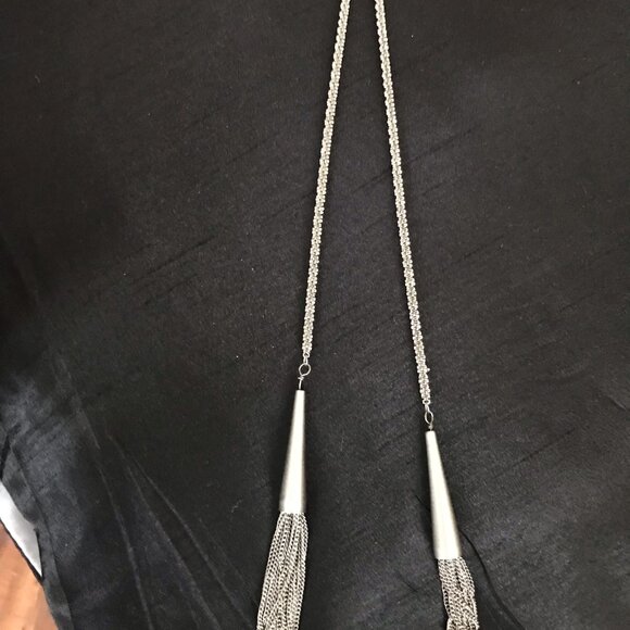 Kendra Scott Phara Lariat Necklance in Silver. - Picture 3 of 5